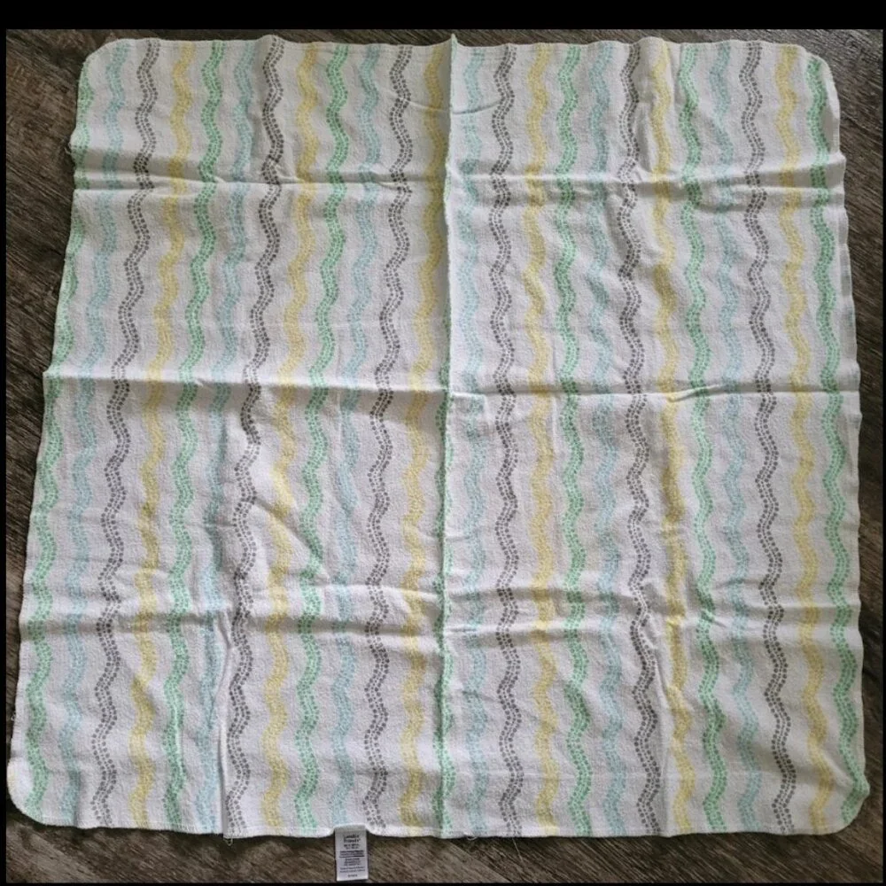 Gender Neutral Baby Keep Tidy 3-piece Set, 2 Bibs & 1 Receiving blanket